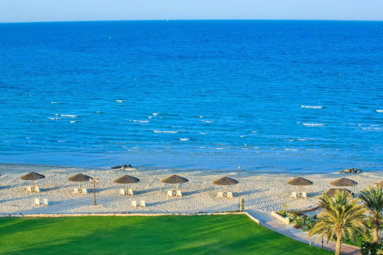 دانات منتجع جبل الظنة المظهر الخارجي الصورة The beach at the Grand Hotel